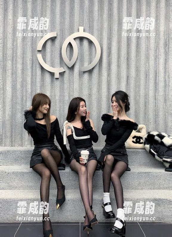 一边翻着15吃瓜网app，嘴里却在吃各种零食，真是个消磨时间的好法子！